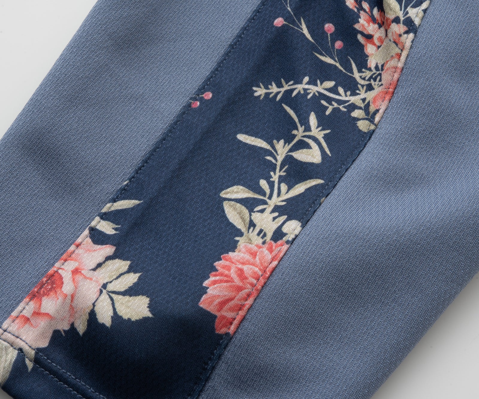 ショルダーフラワーグラフィックTEE ATMA506 – ADMIRAL ショルダーフラワーグラフィックTEE ATMA506 – ADMIRAL