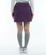 エンボス加工を施した上品な印象のスカートの紫の後ろ