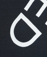 袖のアーチロゴがポイントのジャケットのロゴアップ