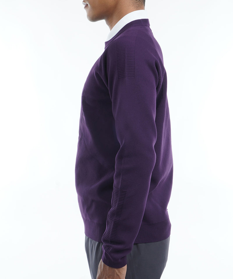 肩や肩甲骨部分の編み地を変化させたスポーティーなニットの紫の着用横