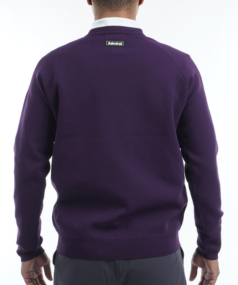 肩や肩甲骨部分の編み地を変化させたスポーティーなニットの紫の着用裏