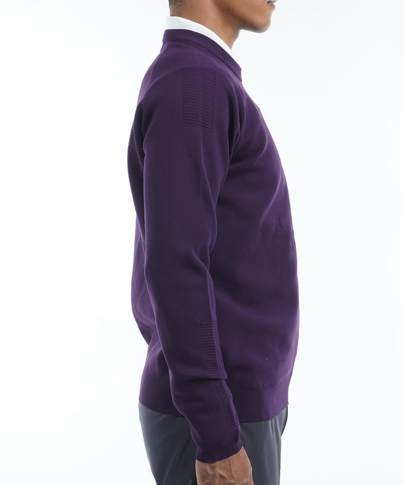 肩や肩甲骨部分の編み地を変化させたスポーティーなニットの紫の着用横２