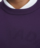 肩や肩甲骨部分の編み地を変化させたスポーティーなニットの紫のネック